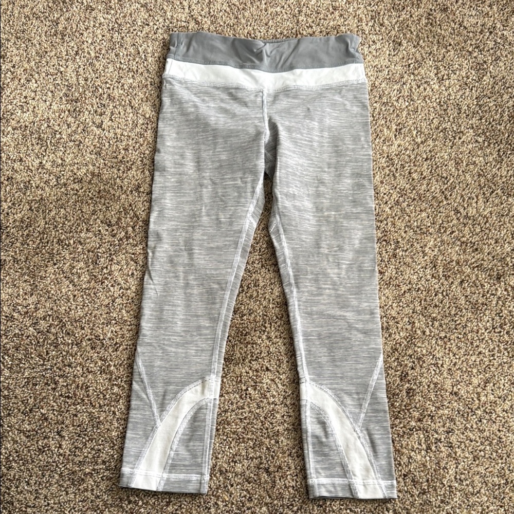 Lululemon grey striped cropped leggings. Sz 4 EUC